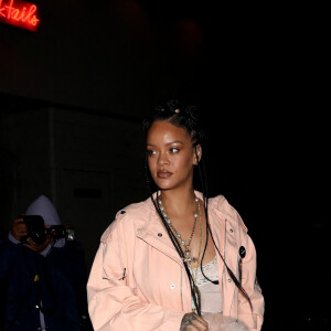 Exclusif - Rihanna va dîner au restaurant "Giorgio Baldi" à Los Angeles, le 26 octobre 2021.  Rihanna looks pretty in Pink while out for dinner at Giorgio Baldi restaurant in Santa Monica. 