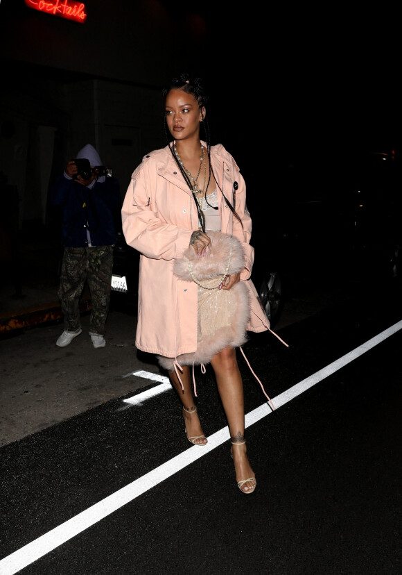 Exclusif - Rihanna va dîner au restaurant "Giorgio Baldi" à Los Angeles, le 26 octobre 2021.  Rihanna looks pretty in Pink while out for dinner at Giorgio Baldi restaurant in Santa Monica. 