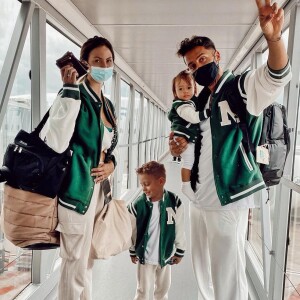 Julia Flabat et Eddy à l'aéroport avec leurs enfants Edan et Ella, novembre 2021