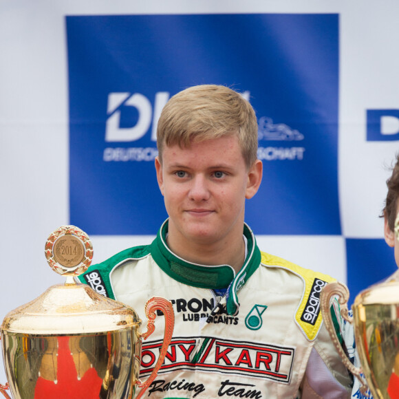 Mick Schumacher (15 ans), le fils du septuple champion du monde de Formule 1 Michael Schumacher, a terminé vice-champion d'Allemagne junior en karting.