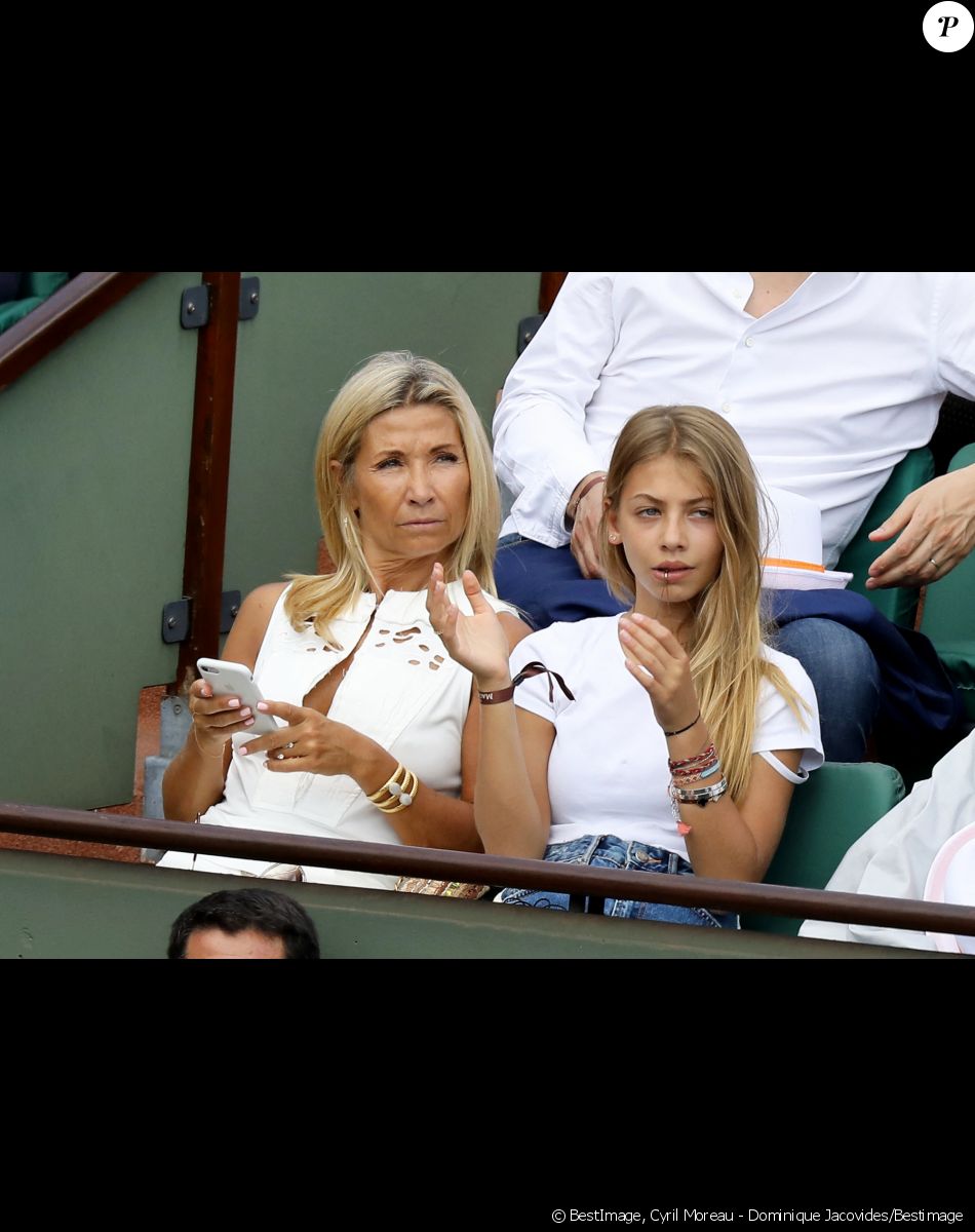 Natty Belmondo et sa fille Stella dans les tribunes des internationaux de Roland Garros - jour 4 - à Paris, France, le 30 mai 2018. © Cyril Moreau - Dominique Jacovides/Bestimage