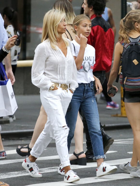 Exclusif -  Natty Belmondo et sa fille Stella se promènent dans les rues de New York. Elles sont allées faire du shopping chez Abercrombie, Valentino et Zara sur la 5ème Avenue. Le 25 août 2017 