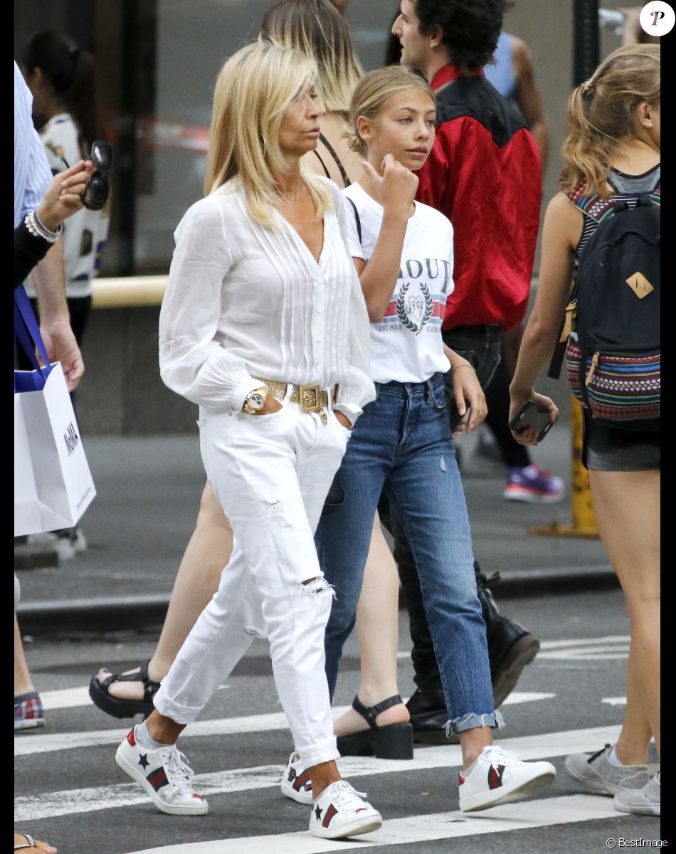 Exclusif - Natty Belmondo et sa fille Stella se promènent dans les rues de New York. Elles sont allées faire du shopping chez Abercrombie, Valentino et Zara sur la 5ème Avenue. Le 25 août 2017