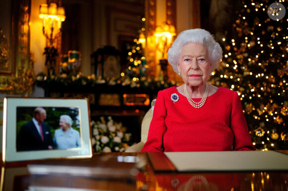 Elizabeth II lors de l'enregistrement de son discours de Noël à la White Drawing Room de Windsor
