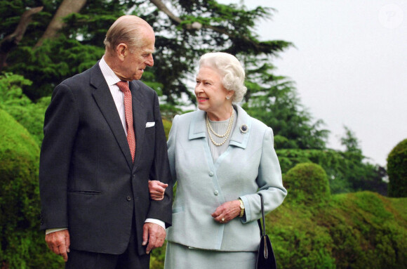 Elizabeth II et le prince Philip posent pour leurs 60 ans de mariage en 2007