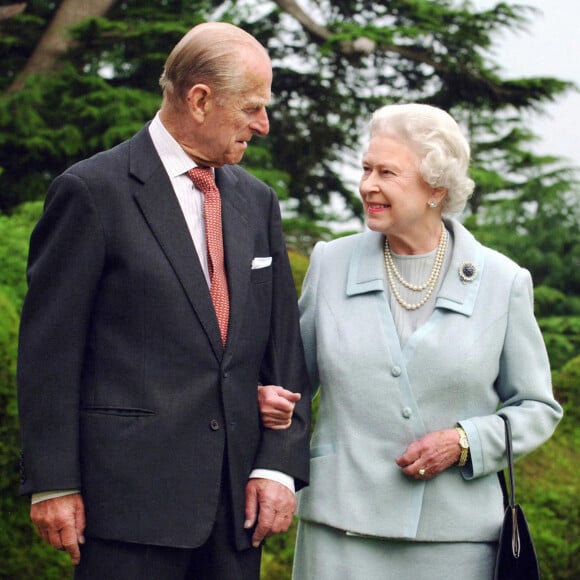 Elizabeth II et le prince Philip posent pour leurs 60 ans de mariage en 2007