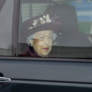 La reine Elisabeth II d'Angleterre arrive à la messe à Windsor le 10 octobre 2021. 