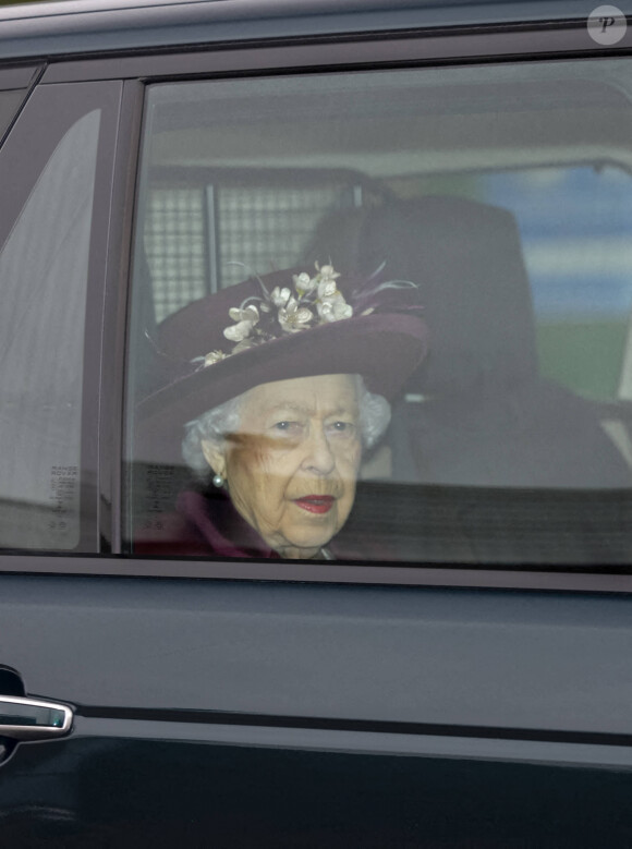 La reine Elisabeth II d'Angleterre arrive à la messe à Windsor le 10 octobre 2021. 