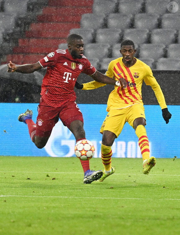Dayot Upamecano et Ousmane Dembélé lors du match Bayern Munich - FC Barcelone à l'Allianz Arena. Munich, le 8 décembre 2021.
