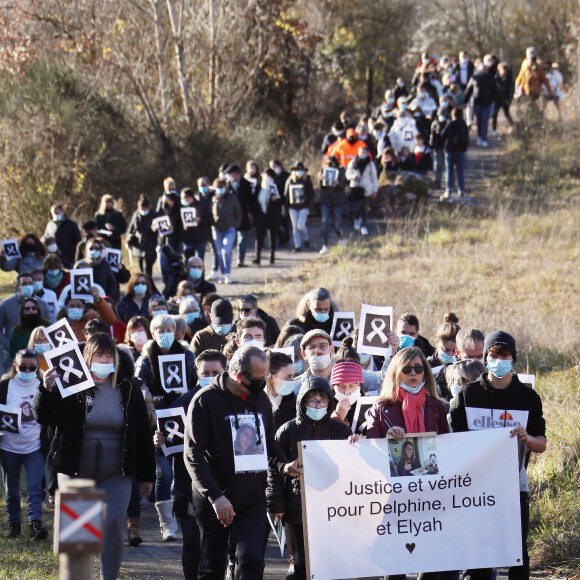 La famille et les proches se sont réunis pour une marche blanche en hommage à Delphine Jubillar, l'infirmière de 33 ans, disparue il y a un an, à Cagnac-les-Mines. Le 19 décembre 2021 © Patrick Bernard / Bestimage