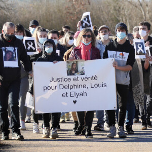 Lolita ( cousine de Delphine Jubillar, écharpe rose) - La famille et les proches se sont réunis pour une marche blanche en hommage à Delphine Jubillar, l'infirmière de 33 ans, disparue il y a un an, à Cagnac-les-Mines. Le 19 décembre 2021 © Patrick Bernard / Bestimage