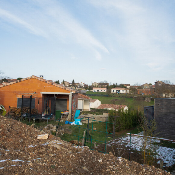 La maison en construction de Delphine Jubillar (Aussaguel) , disparue sans laisser de traces depuis le 16 décembre 2020 à Cagnac les Mines dans le Tarn. Un gendarme et une équipe du service des eaux ont mené des investigations pour chercher des traces dans le réseau raccordé à la maison. Le 7 janvier 2021  © Frédéric Maligne / Bestimage