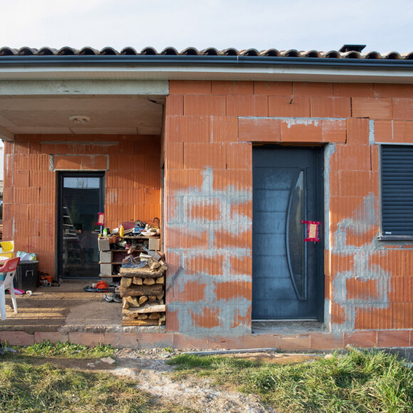 La maison en construction de Delphine Jubillar (Aussaguel) , disparue sans laisser de traces depuis le 16 décembre 2020 à Cagnac les Mines dans le Tarn. Un gendarme et une équipe du service des eaux ont mené des investigations pour chercher des traces dans le réseau raccordé à la maison. Le 7 janvier 2021  © Frédéric Maligne / Bestimage