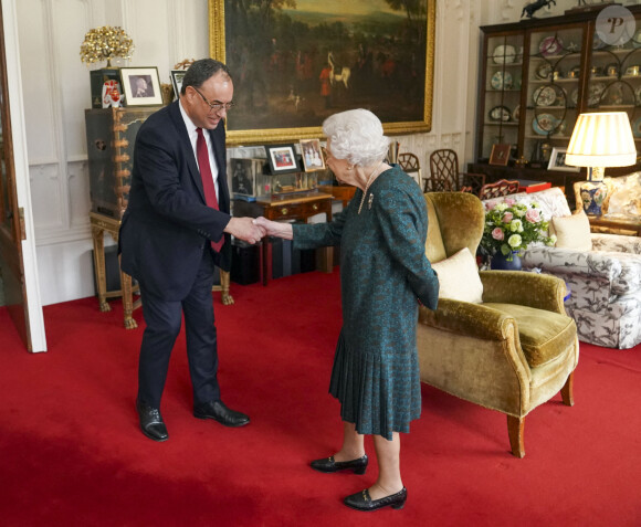 La reine Elisabeth II d'Angleterre reçoit Andrew Bailey, le gouverneur de la Banque d'Angleterre, au château de Windsor, le 24 novembre 2021.