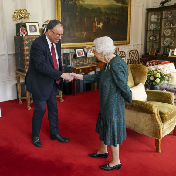 La reine Elisabeth II d'Angleterre reçoit Andrew Bailey, le gouverneur de la Banque d'Angleterre, au château de Windsor, le 24 novembre 2021.
