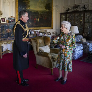 La reine Elisabeth II d'Angleterre en audience au château de Windsor avec Sir Nick Carter, Chef d'état-major de la Défense. Le 17 novembre 2021