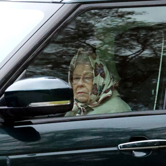 La reine Elisabeth II d'Angleterre conduite autour de sa résidence de Sandringham alors que la souveraine s'est vue préconiser du repos par ses médecins. Le 6 novembre 2021.