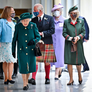 La reine Elisabeth II d'Angleterre, le prince Charles, prince de Galles, et Camilla Parker Bowles, duchesse de Cornouailles, arrivent au Parlement écossais à Edimbourg, Ecosse, Royaume Uni, le 2 octobre 2021.