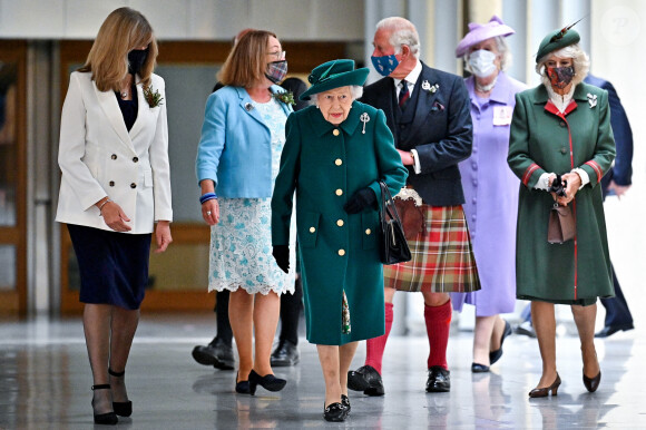 La reine Elisabeth II d'Angleterre, le prince Charles, prince de Galles, et Camilla Parker Bowles, duchesse de Cornouailles, arrivent au Parlement écossais à Edimbourg, Ecosse, Royaume Uni, le 2 octobre 2021.