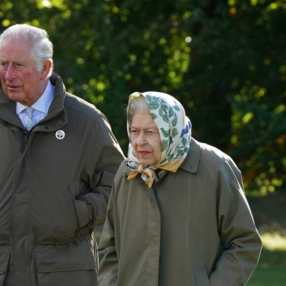 La reine Elisabeth II d'Angleterre et le prince Charles, prince de Galles, lancent le début de la saison de plantation officielle du Queen's Green Canopy (QGC) au domaine de Balmoral, Royaume Uni, le 1er octobre 2021.