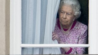 Elizabeth II menacée de mort à Noël : une inquiétante vidéo de l'individu à l'arbalète retrouvée