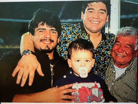 Hugo Maradona partage un souvenir de famille sur Facebook.