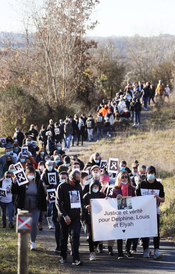 La famille et les proches se sont réunis pour une marche blanche en hommage à Delphine Jubillar, l'infirmière de 33 ans, disparue il y a un an, à Cagnac-les-Mines. Le 19 décembre 2021 © Patrick Bernard / Bestimage