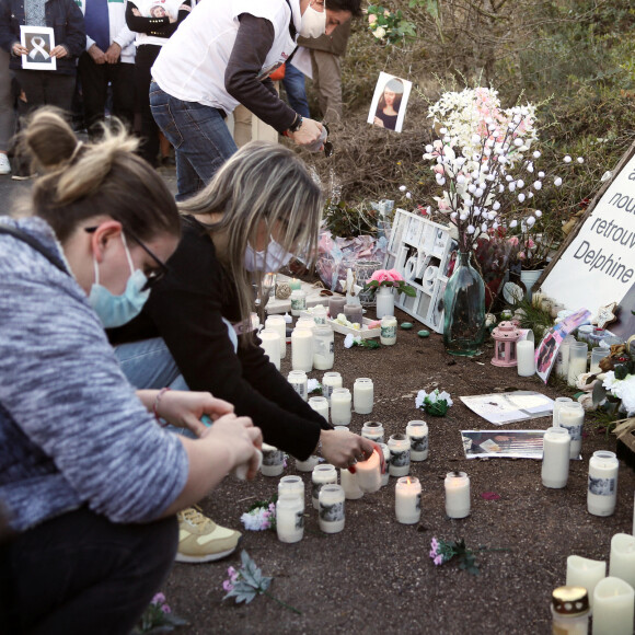 La famille et les proches se sont réunis pour une marche blanche en hommage à Delphine Jubillar, l'infirmière de 33 ans, disparue il y a un an, à Cagnac-les-Mines. Le 19 décembre 2021 © Patrick Bernard / Bestimage