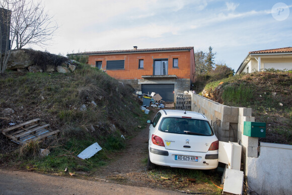 La maison en construction de Delphine Jubillar (Aussaguel) , disparue sans laisser de traces depuis le 16 décembre 2020 à Cagnac les Mines dans le Tarn. Un gendarme et une équipe du service des eaux ont mené des investigations pour chercher des traces dans le réseau raccordé à la maison. Le 7 janvier 2021  © Frédéric Maligne / Bestimage