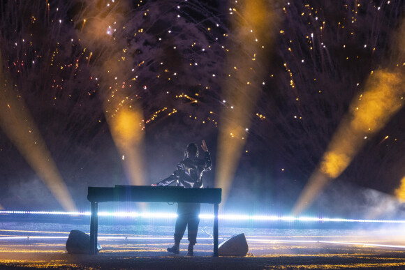 Exclusif - Le DJ Michaël Canitrot lors du feu d'artifice de l'émission "La grande soirée du 31" au château de Chantilly, diffusée le 31 décembre sur France 2. © Cyril Moreau / Bestimage