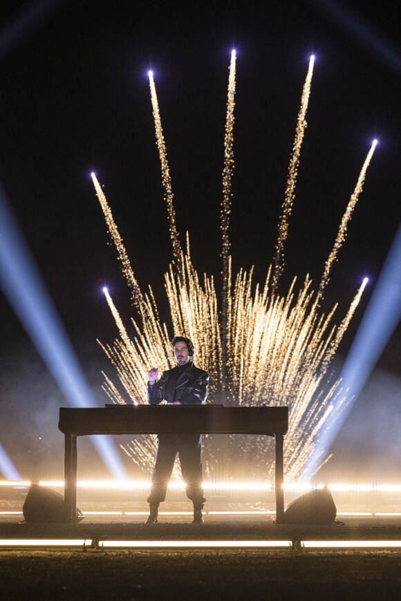 Exclusif - Le DJ Michaël Canitrot lors du feu d'artifice de l'émission "La grande soirée du 31" au château de Chantilly, diffusée le 31 décembre sur France 2. © Cyril Moreau / Bestimage