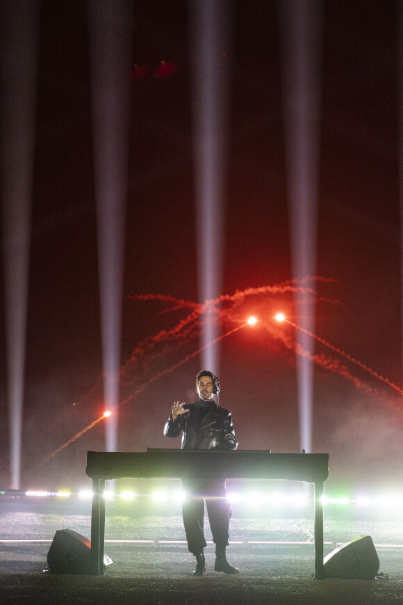 Exclusif - Le DJ Michaël Canitrot lors du feu d'artifice de l'émission "La grande soirée du 31" au château de Chantilly, diffusée le 31 décembre sur France 2. © Cyril Moreau / Bestimage