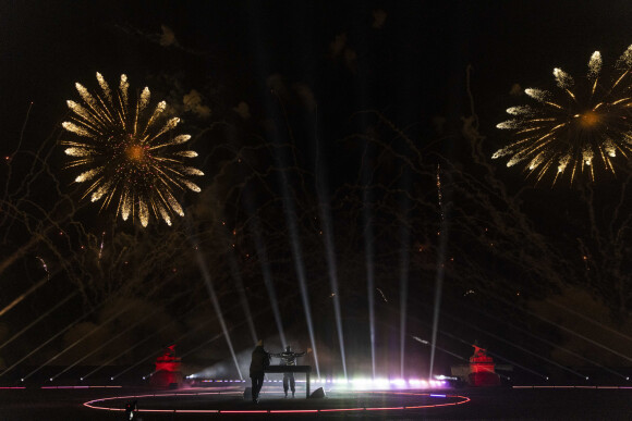 Exclusif - Le DJ Michaël Canitrot lors du feu d'artifice de l'émission "La grande soirée du 31" au château de Chantilly, diffusée le 31 décembre sur France 2. © Cyril Moreau / Bestimage