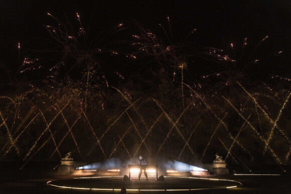 Exclusif - Le DJ Michaël Canitrot lors du feu d'artifice de l'émission "La grande soirée du 31" au château de Chantilly, diffusée le 31 décembre sur France 2. © Cyril Moreau / Bestimage