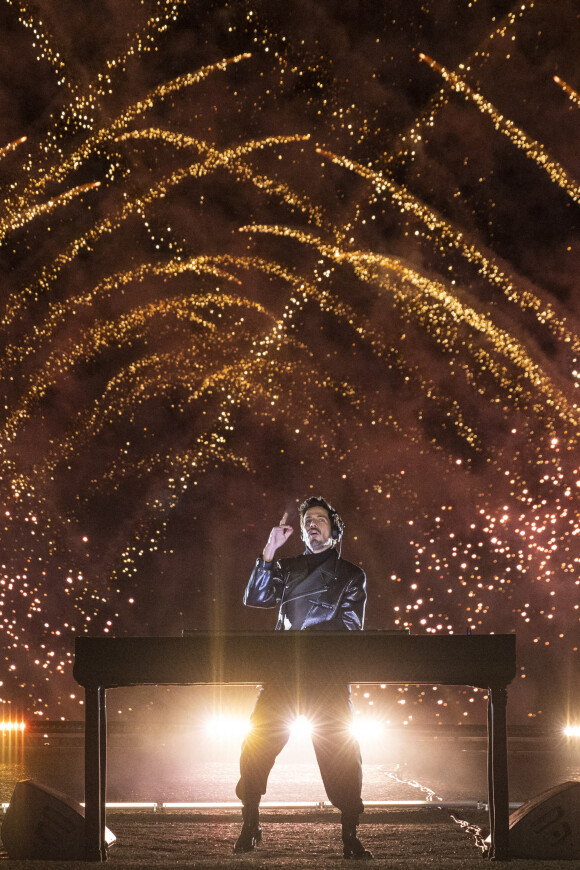 Exclusif - Le DJ Michaël Canitrot lors du feu d'artifice de l'émission "La grande soirée du 31" au château de Chantilly, diffusée le 31 décembre sur France 2. © Cyril Moreau / Bestimage