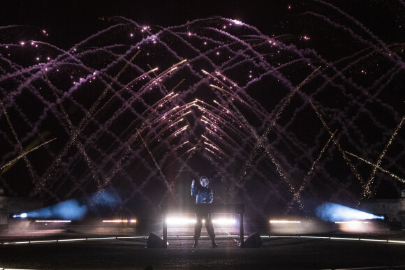 Exclusif -  Le DJ Michaël Canitrot lors du feu d'artifice de l'émission "La grande soirée du 31" au château de Chantilly, diffusée le 31 décembre sur France 2. © Cyril Moreau / Bestimage