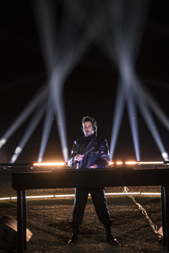 Exclusif - Le DJ Michaël Canitrot lors du feu d'artifice de l'émission "La grande soirée du 31" au château de Chantilly, diffusée le 31 décembre sur France 2. © Cyril Moreau / Bestimage