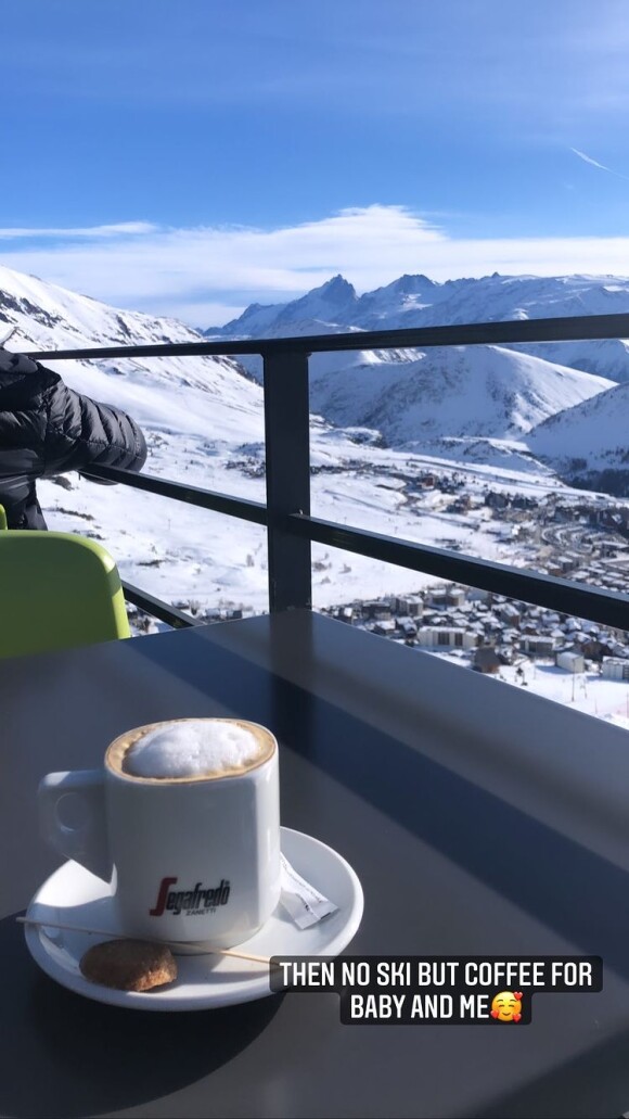 Monica, la femme de Samuel Albert (Top Chef) enceinte et privée de ski, elle se réconforte avec un café près des pistes, en janvier 2022 sur Instagram.