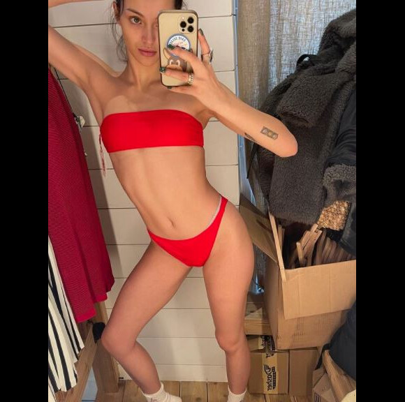 Jenaye Noah essaye des bikinis à New York. Novembre 2021.