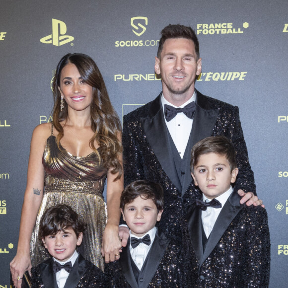 Lionel Leo Messi (Ballon d'Or pour la 7ème fois) avec sa femme Antonella Roccuzzo et ses enfants Thiago, Mateo et Ciro - Photocall de la cérémonie du Ballon d'Or 2021 au Théâtre du Châtelet le 29 novembre 2021. © Cyril Moreau/Bestimage
