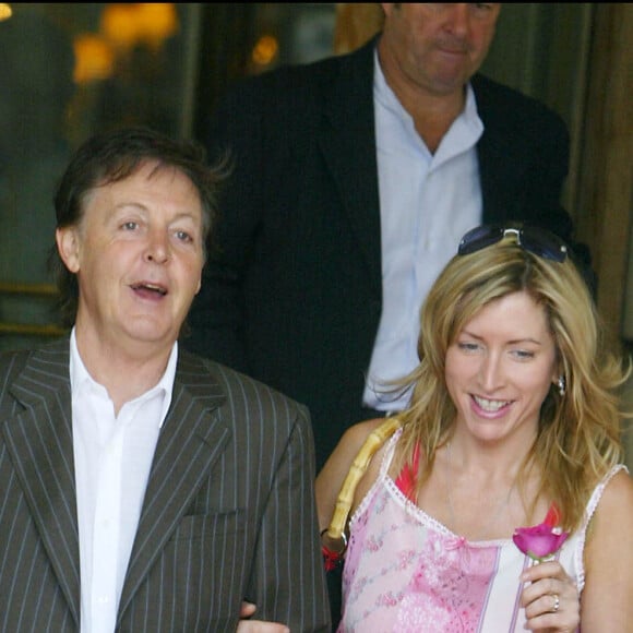 Paul McCartney et Heather Mills sortie de l'hotel Ritz à Paris.