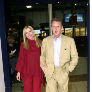 Paul McCartney et Heather Mills, aeroport heathrow Londres "plein pied".
