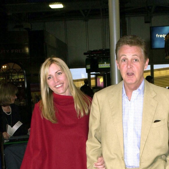 Paul McCartney et Heather Mills, aeroport heathrow Londres "plein pied".