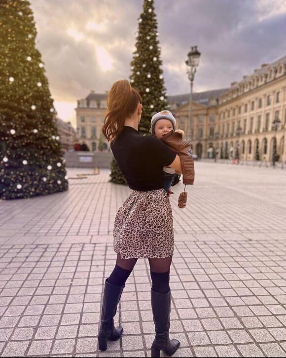 Alice Detollenaere et son fils Marius sur la Place Vendôme à Paris. Janvier 2022.