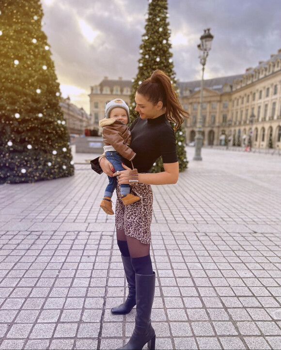 Alice Detollenaere et son fils Marius sur la Place Vendôme à Paris. Janvier 2022.