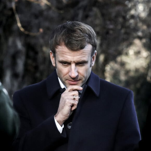 Le président de la République française, Emmanuel Macron se rend au Cimetière juif de Kozma Utca, et se recueille sur la tombe de la philosophe Agnès Heller, à Budapest, Hongrie, le 13 décembre 2021. © Stéphane Lemouton/Bestimage 