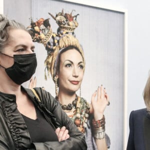 Le président de la République française, Emmanuel Macron et sa femme la Première dame, Brigitte Macron visitent une exposition de la photographe française Natacha Lesueur à la Villa Medicis Académie française de Rome, Italie, le 29 octobre 2021, à la veille d'un sommet du G20. © Stéphane Lemouton/Bestimage 