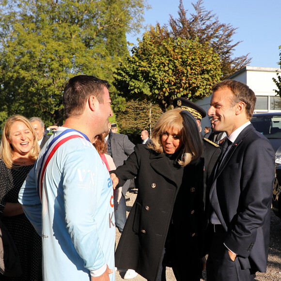 Karl Olive, maire de Poissy, le président Emmanuel Macron, Brigitte Macron - Le président Emmanuel Macron et la première dame Brigitte Macron arrivent au stade Léo Lagrange à Poissy pour un match de football caritatif au profit de la Fondation Hôpitaux de Paris-Hôpitaux de France à Poissy le 14 octobre 2021. Le président va jouer avec l'équipe du Variétés club de France contre une sélection de soignants de l'hôpital Poissy Saint Germain © Dominique Jacovides / Bestimage