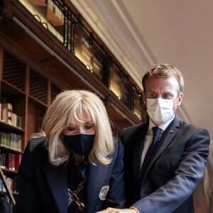 Le président Emmanuel Macron et la première dame Brigitte Macron - Le Président de la République s'est rendu sur le site Richelieu, berceau historique de la Bibliothèque nationale de France (BnF), mardi 28 septembre 2021, à l'occasion de la livraison du chantier de rénovation et de transformation qui aura duré dix ans, et du 300ème anniversaire de l'installation des collections royales dans ces murs. Le chef de L'État était accompagné de la première dame. La réouverture complète au public du site Richelieu est prévue pour l'été 2022, le temps du transfert des collections qui représentent 20 millions de documents. © Stephane Lemouton / Bestimage