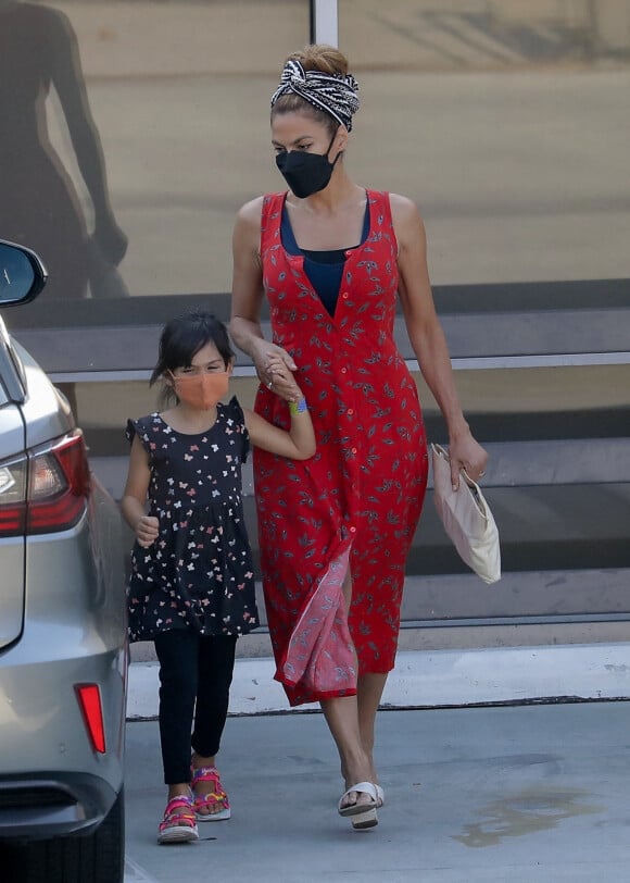 Exclusif - Eva Mendes et son compagnon Ryan Gosling à la sortie d'un cabinet dentaire avec leurs filles Esmeralda et Amada à Los Angeles, le 25 août 2021.